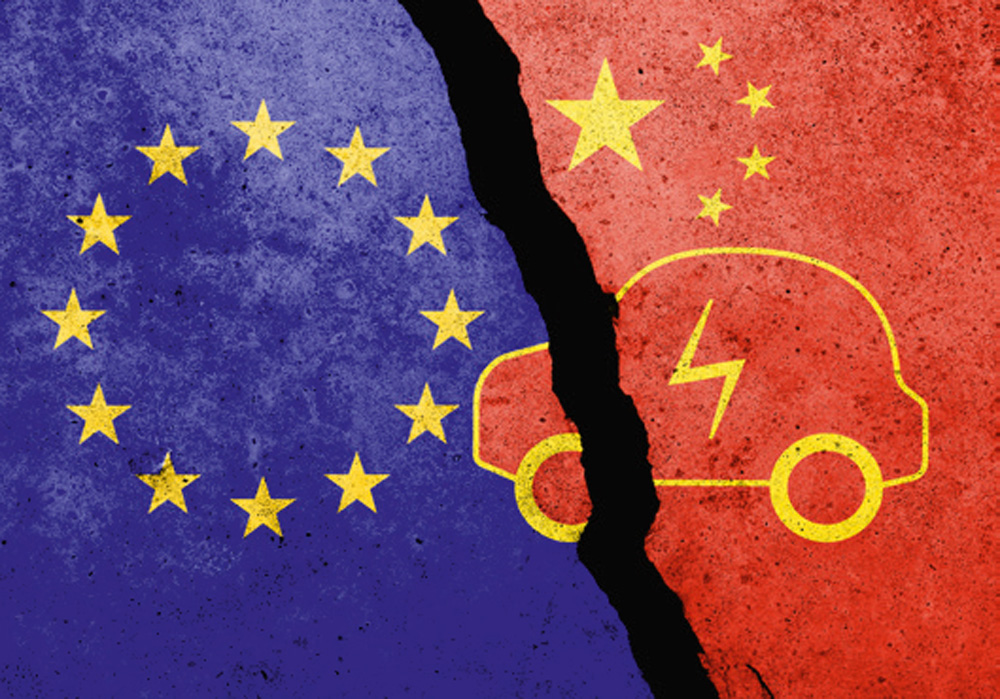 Die Flaggen der EU und Chinas, getrennt durch einen Riss. Ein gelbes Elektroauto mit Blitz-Symbol überquert diese Grenze. Es symbolisiert die Elektromobilität im Spannungsfeld zwischen Europa und China. Die Flaggen der EU und Chinas, getrennt durch einen Riss. Ein gelbes Elektroauto mit Blitz-Symbol überquert diese Grenze. Es symbolisiert die Elektromobilität im Spannungsfeld zwischen Europa und China.